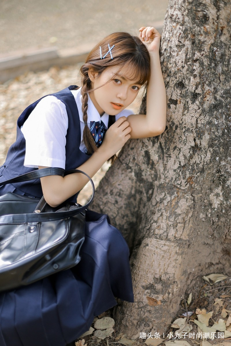 性感美女时尚写真,麻花辫校园制服学生妹俏皮可爱