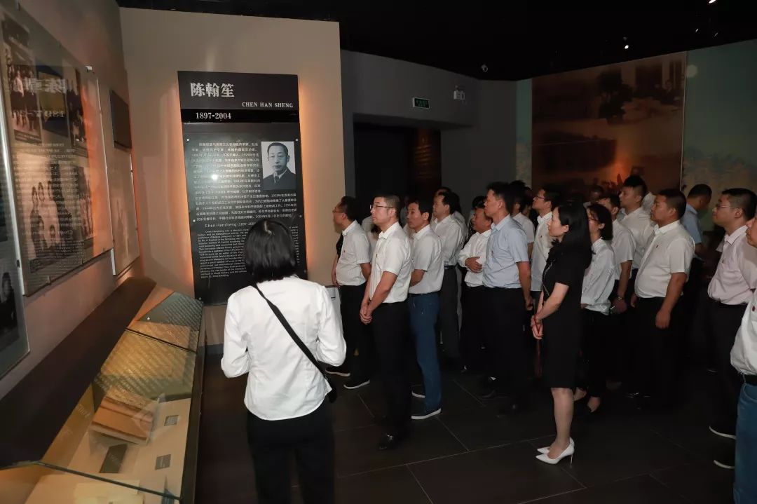 通过固定,流动陈列展览,普及无锡地方党史,近现代史知识,进行爱国主义