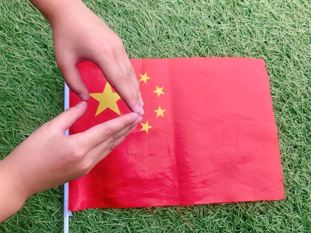 【和国旗合影,为祖国点赞】庆祝新中国成立七十周年,少先队活动精彩不