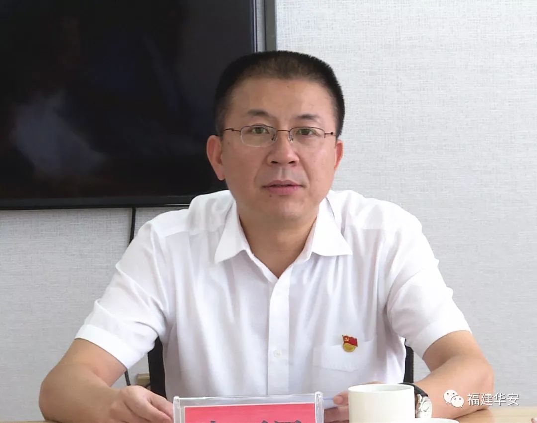 县委书记朱百里主持会议,市委第11巡回指导组副组长黄庆荣,以及县委