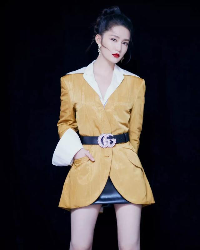 李沁身穿西装搭配超短裙烈焰红唇修长美腿尽显性感狂野韵味