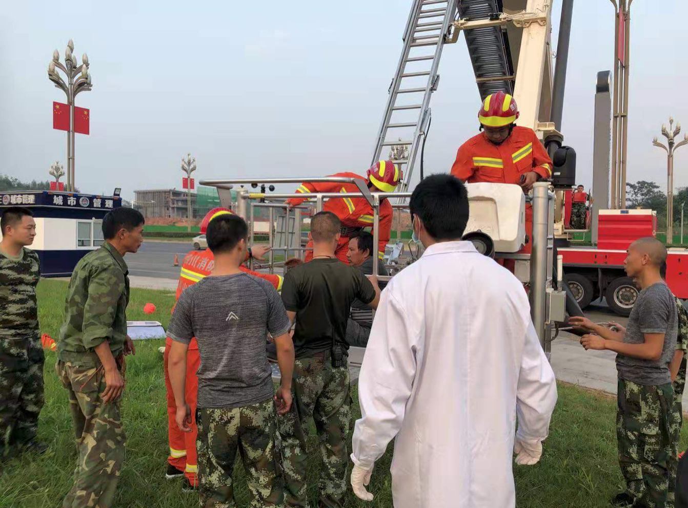 四川两工人被马蜂围困28米高广告牌顶，消防3小时解救