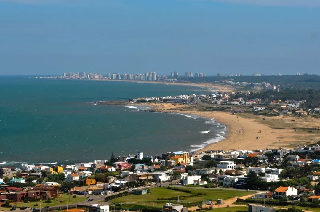 在南美国家乌拉圭,海滨风景很自然,那里的肥沃低地沿着海岸线延伸了