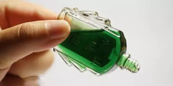 怎样涂抹风油精 0caf93bf7101458491f2ea8c31cf7351.jpeg