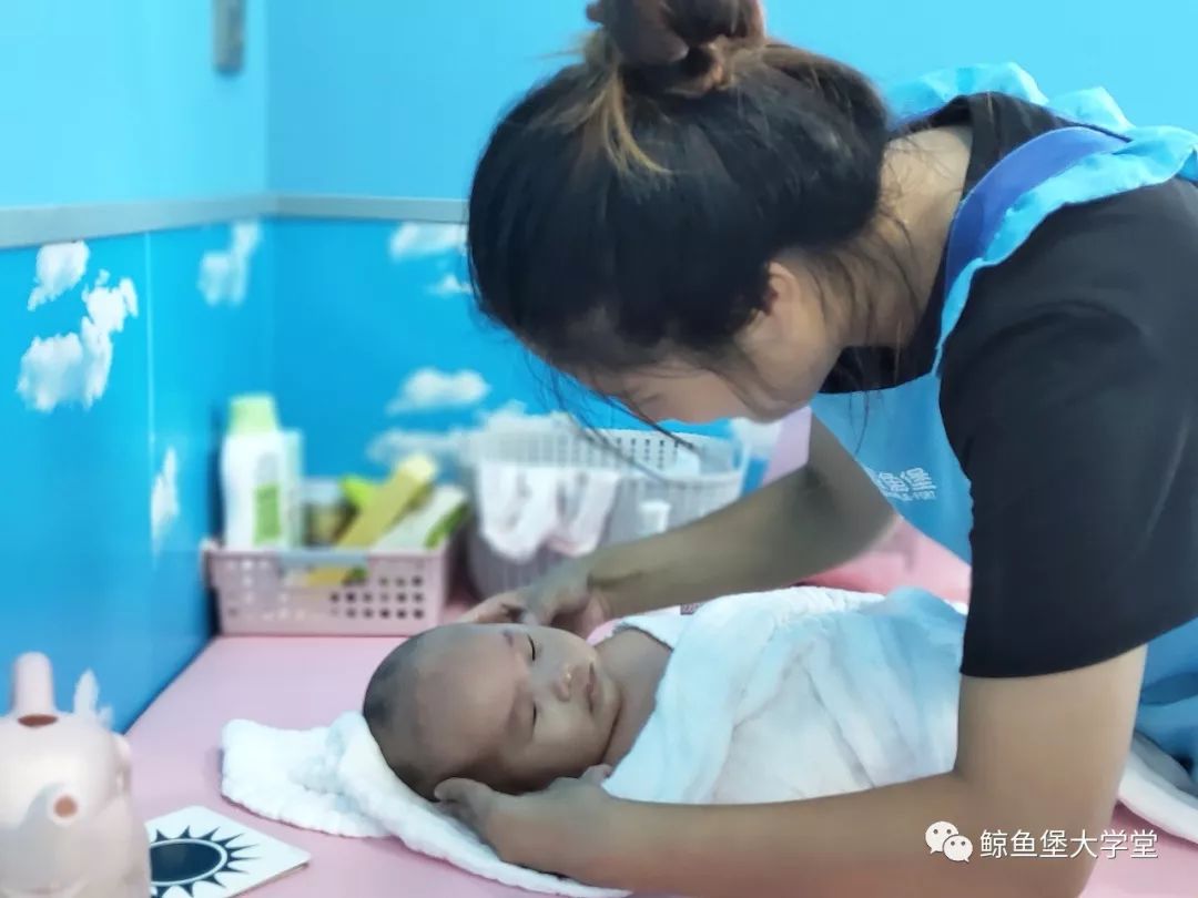 [鲸鱼堡智能水育连锁]育儿专家都推荐的婴游水育好不好？还要家长说了才算！