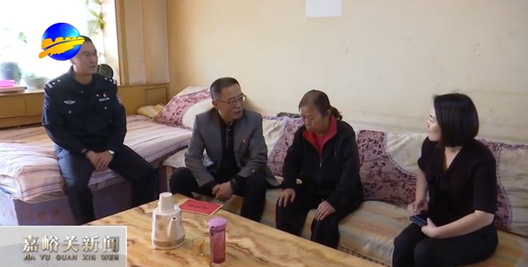 李亦军先后来到因公牺牲民警冯国富,魏忠,徐小泉家中,代表市委市政府