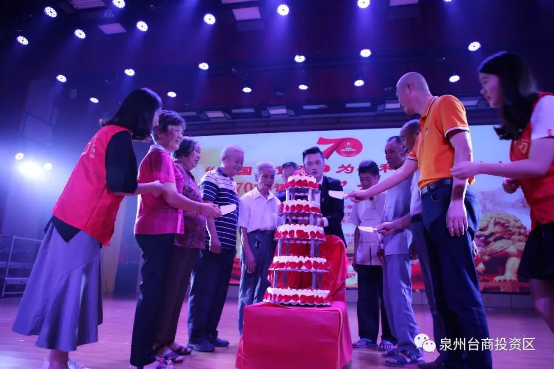 爱心私家车,进村入户把每个老人接到这边来,并且由爱心人士骆伟锋先生