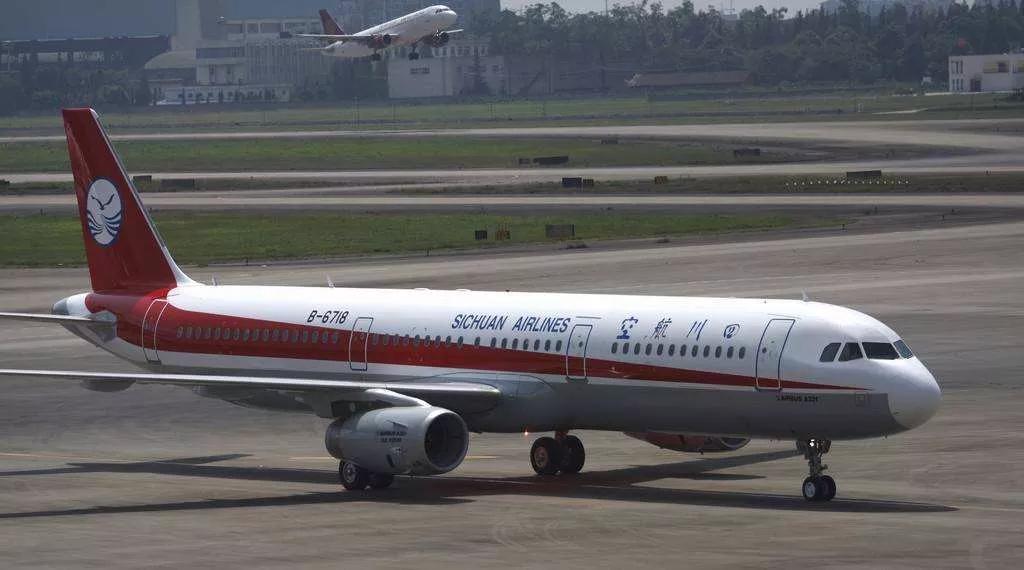 机长刘传健驾驶川航3u8633从重庆江北机场起飞,飞机上有柳传健在内的9
