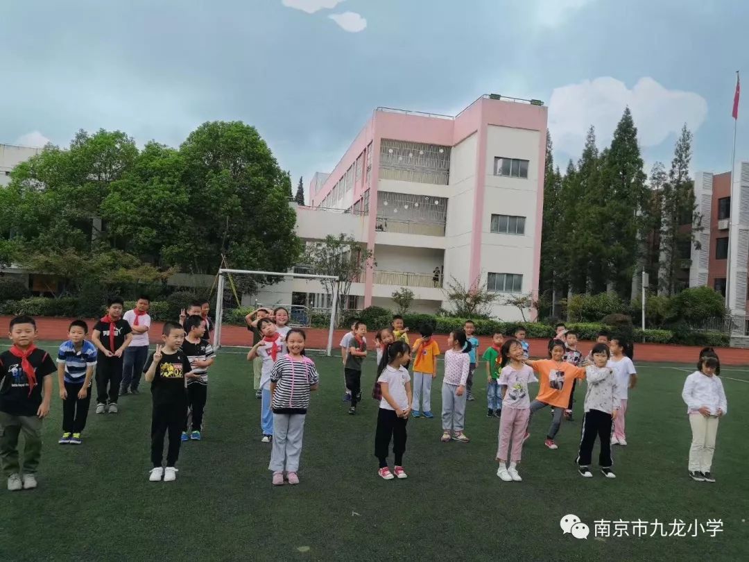 学讲先行人人过关南京市九龙小学组织开展九月份青年教师过关课活动