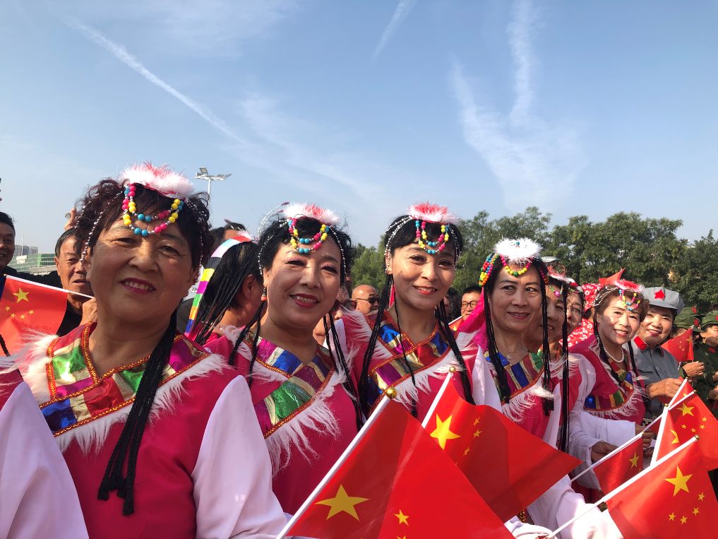 乌兰牧骑小分队走进广场