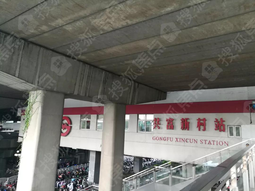 2公里,虽然直线距离上呼兰路更近,但乘坐公交车前往并没有共富新村站