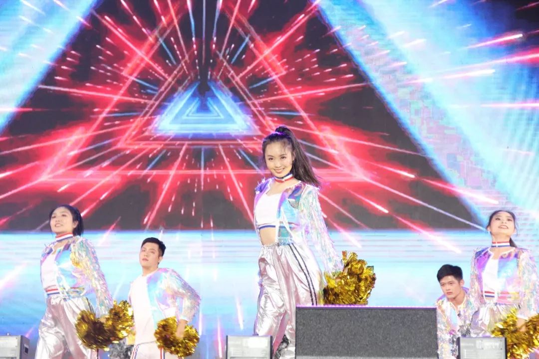 最火的开场舞视频 44d825cc86484bde94ba533a09ca5d33.jpeg