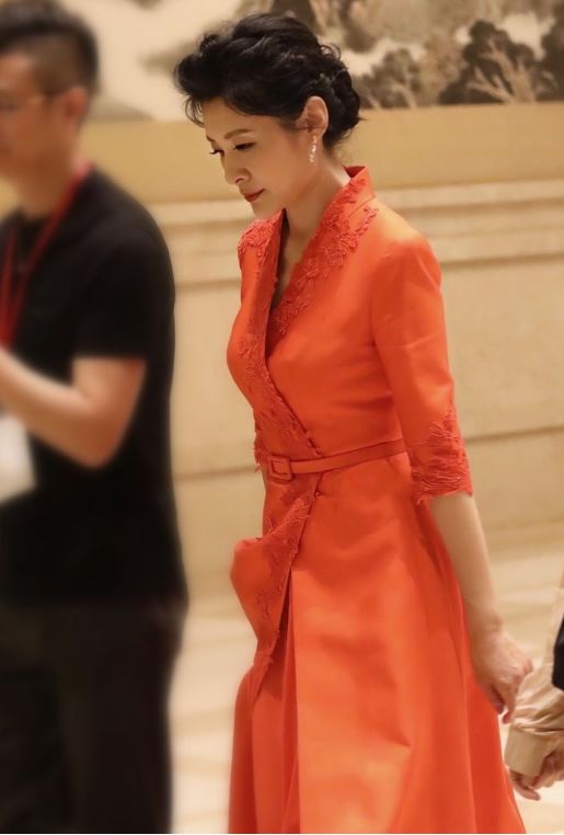 周涛现身70周年国庆彩排,一袭红裙高贵优雅,51岁小蛮腰似少女