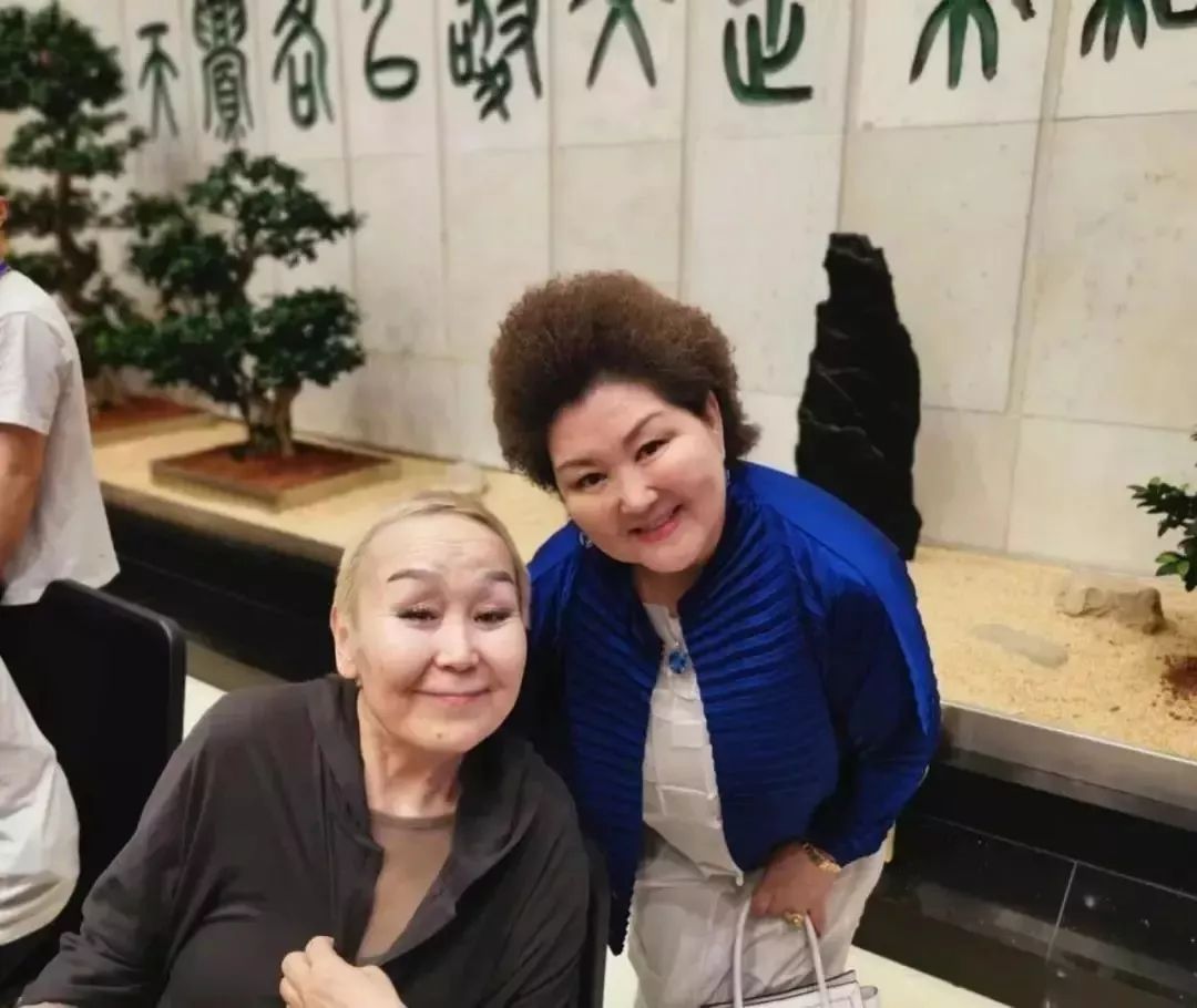 鄂温克族女高音歌手乌日娜(《吉祥三宝》演唱者之一)与珊蔻合影