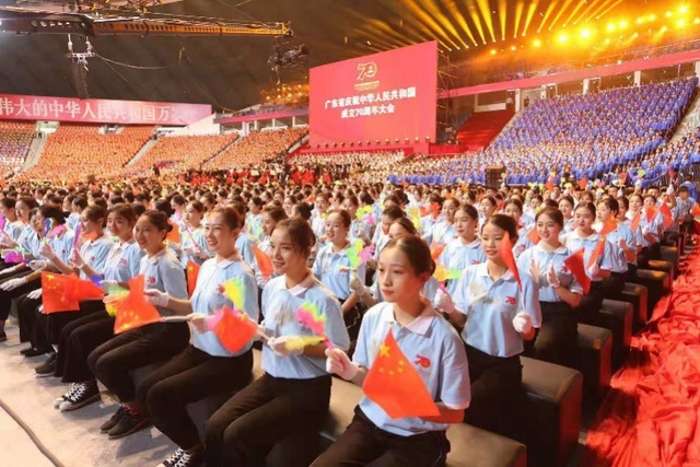 7000人参与拉歌！广东千名青年传递巨幅国旗，点燃爱国激情