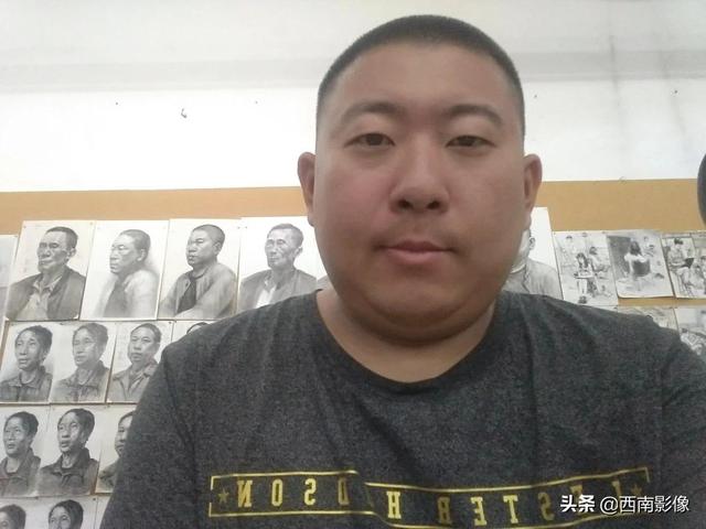 四川美术学院现网红人体模特酷似郭德纲爆红