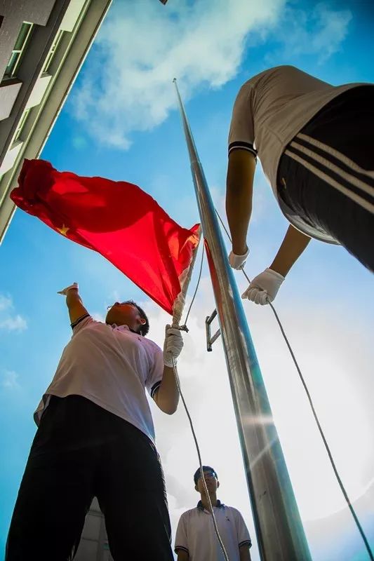 大连青年向祖国表白与国旗同框的样子真美