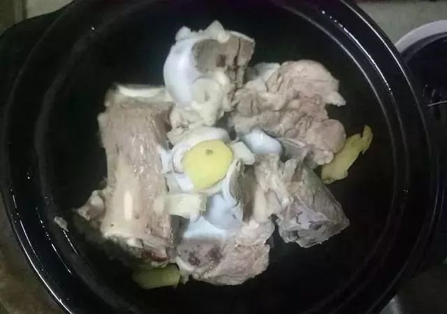 秋天多给孩子做这汤,一碗下肚全身暖,孩子常吃