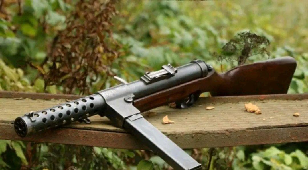 mp18冲锋枪原名1918年型机关手枪,即为mp18/Ⅰ,设计者为由路易斯·施