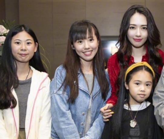 欧阳娜娜的父母都是谁 7441b60470f144068c60615af502e7ae.png