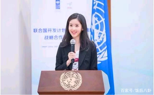 章澤天現身名流晚宴,與劉嘉玲同框顯得很稚嫩(圖) 13 7495111c5b80466489b1d44725d09a9d