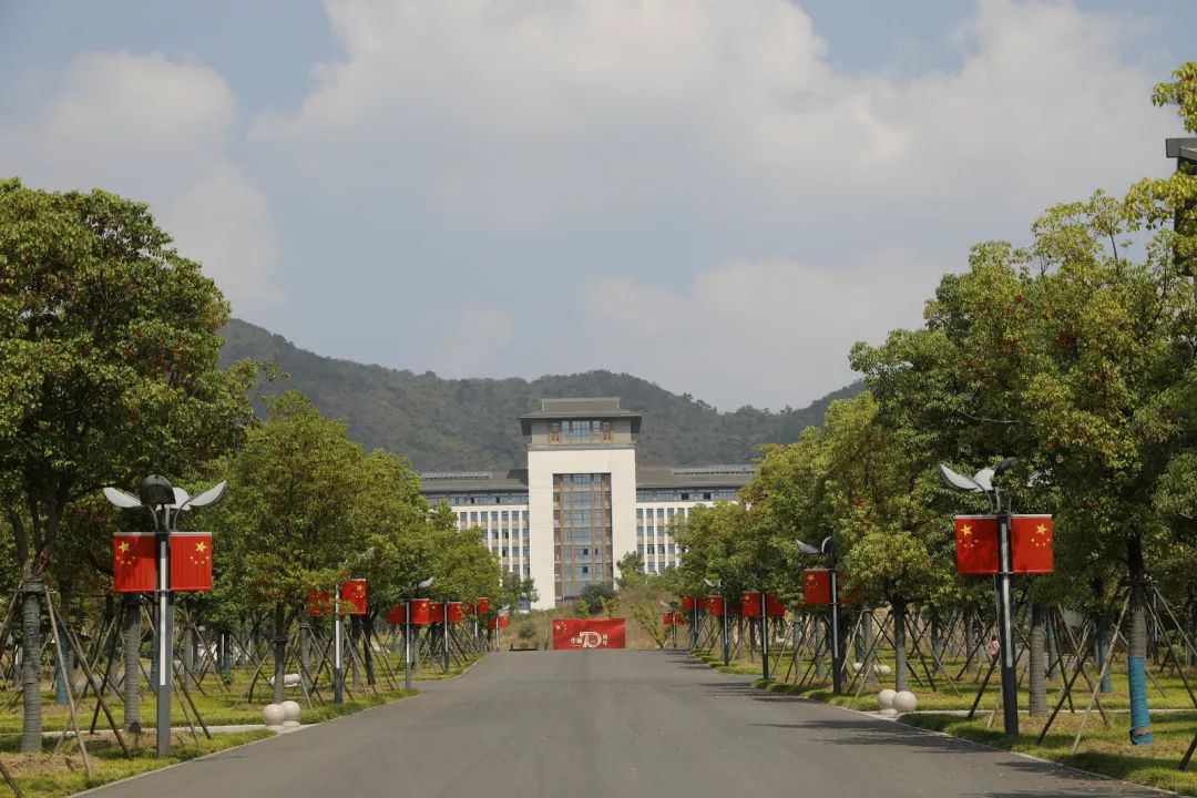 我仰望五星红旗简谱_我仰望五星红旗五线谱(5)