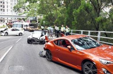 香港5车相撞1人受伤事发时至少6车辆高速行驶