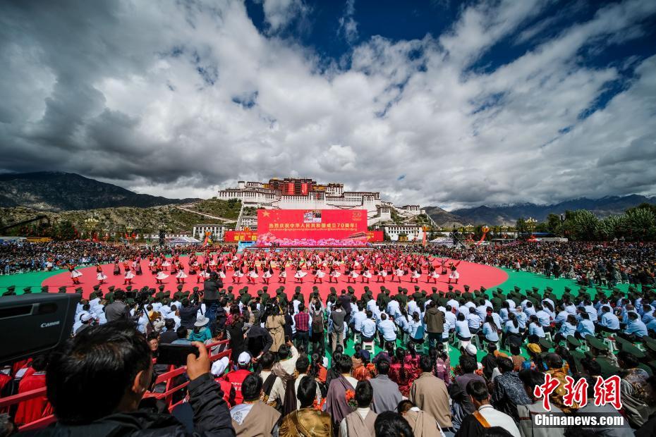 西藏举行庆祝中华人民共和国成立70周年大会