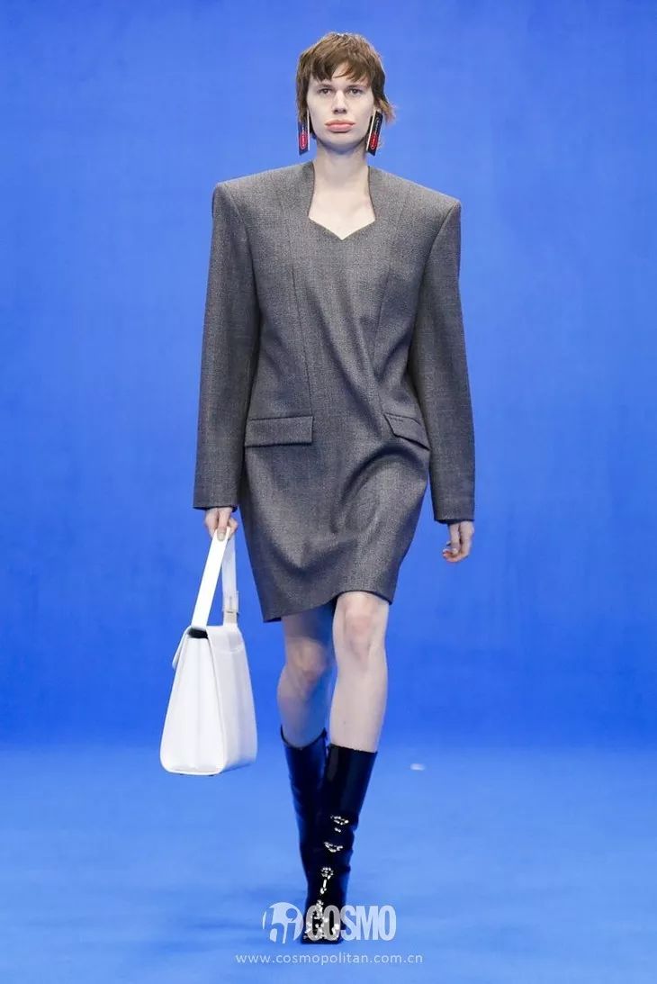 t型台穿上balenciaga的newuniforms姑娘上班都有底气了