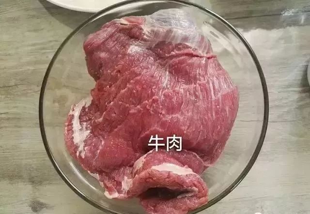 我去迟了买不到,总之要买纹路明显的肉,这里是一斤牛肉