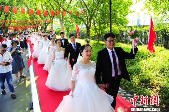 三峡大坝集体婚礼举行30对新人喜结良缘