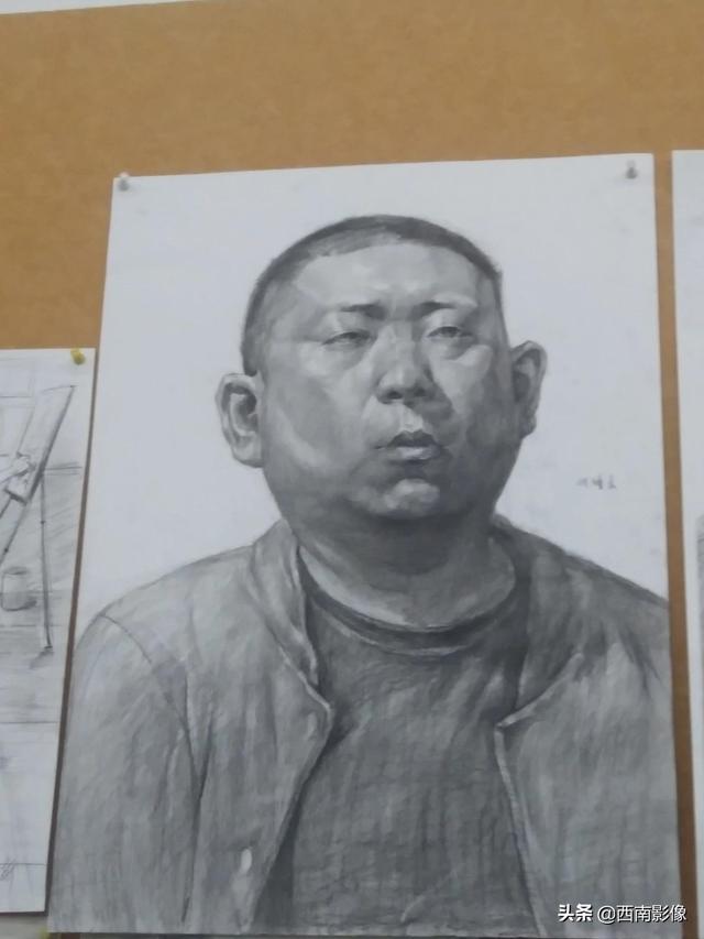 四川美术学院现网红人体模特酷似郭德纲爆红