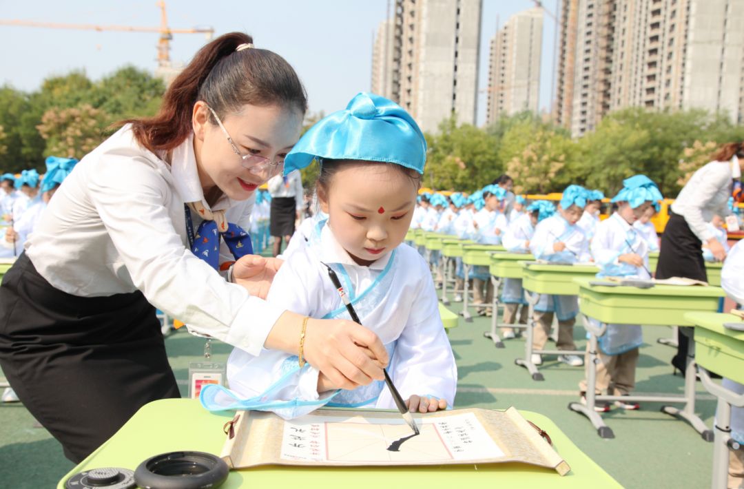 不仅让孩子们认识到"人生聪明识字始",更寄予了济宁孔子国际学校对每