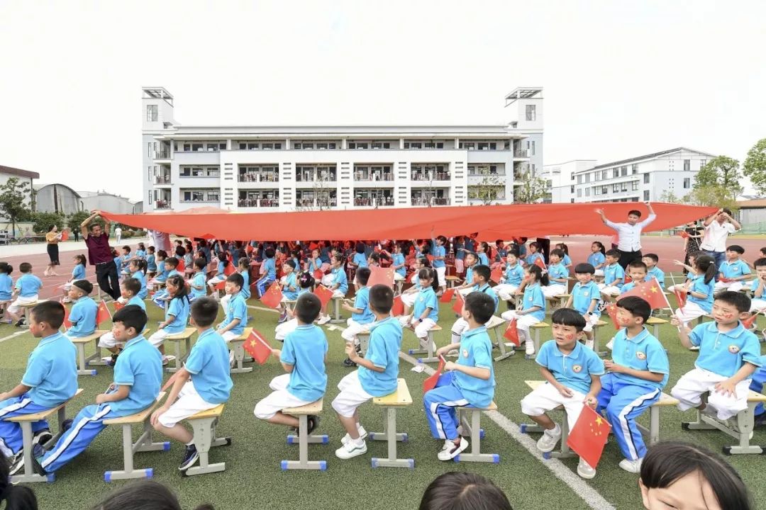 庆祝新中国成立70周年院桥中心小学筑永宁之子做龙的传人