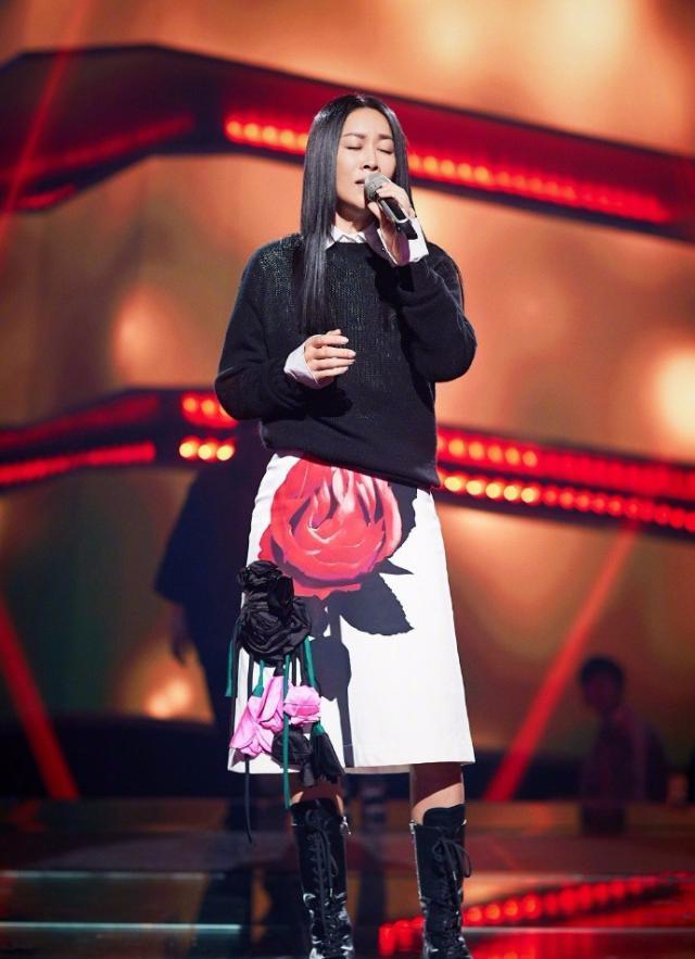 那英胸上一个桃心猜成语_那英性感图片