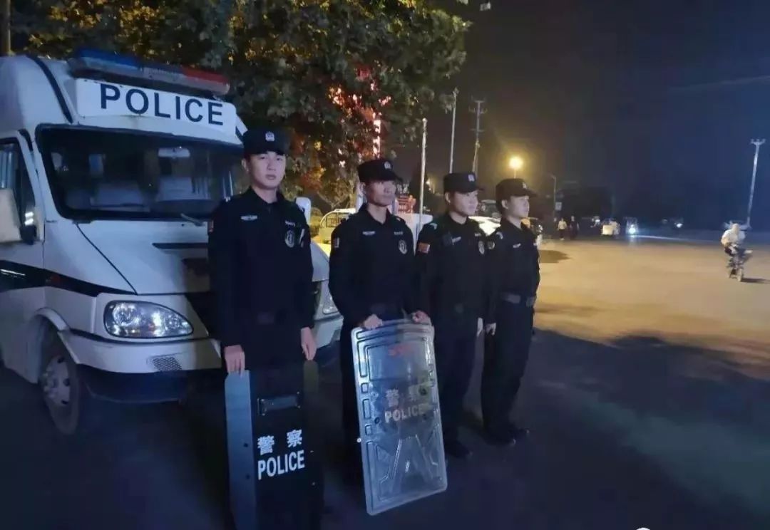 火车站联勤联动执勤木兰文化广场女特警夜间执勤木兰广场特警夜间执勤