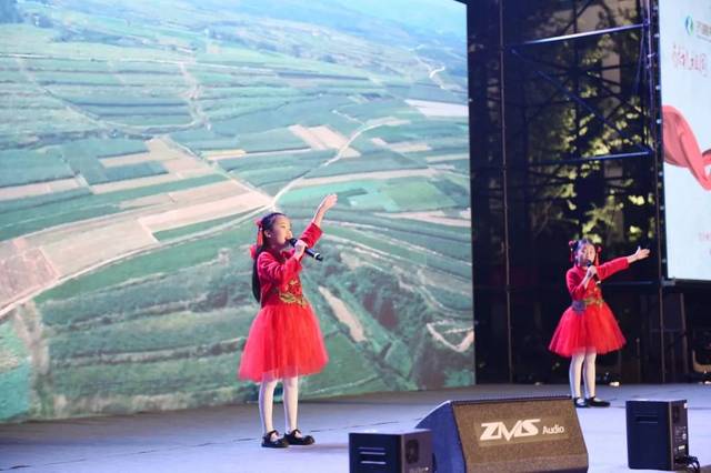 杨洁带来原创歌曲《再唱沂蒙山》,既展现了沂蒙的绿水青山和秀美风光