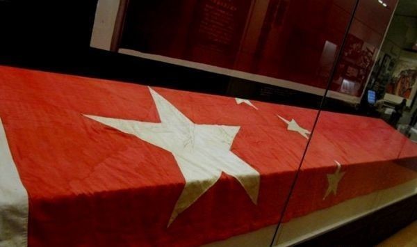 我们国家的第一面国旗是美术女工赵文瑞负责的,她接到任务以后,立即