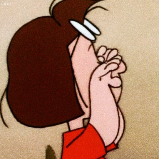 动漫图集,戴眼镜的小姐姐在揉眼睛