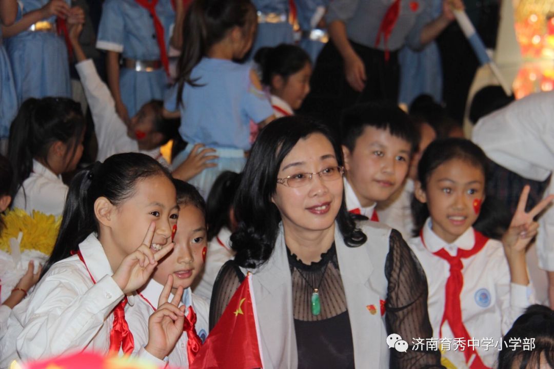 争做新时代好队员—济南育秀中学小学部快闪活动圆满成功_市中区