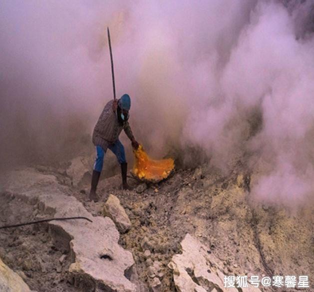 火山喷发留下的黄金人们不要命的去搬运认为中毒都值