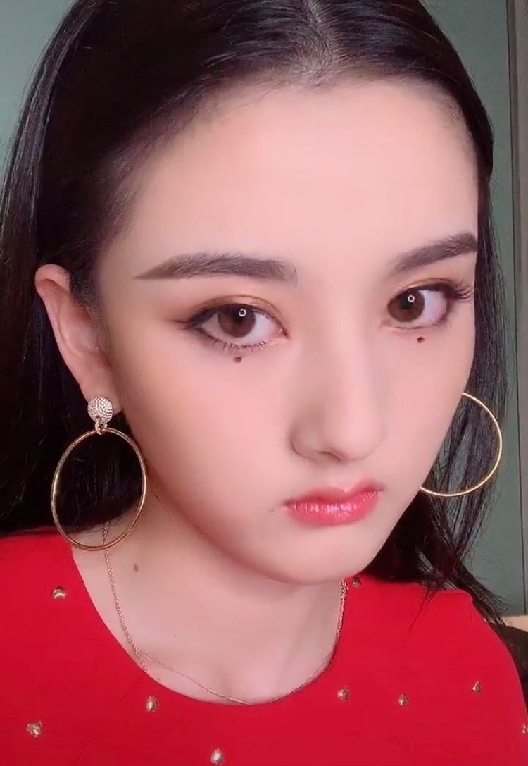 宋祖儿首次尝试"卧蚕痣妆"就火,看着很简单,一般人却驾驭不了