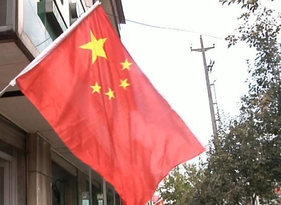 【我和我的祖国】: 五星红旗飘起来 处处洋溢"中国红"