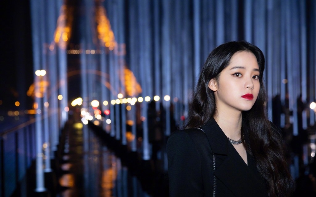 欧阳娜娜改编歌曲被指难听,唱歌张不开嘴,侧脸