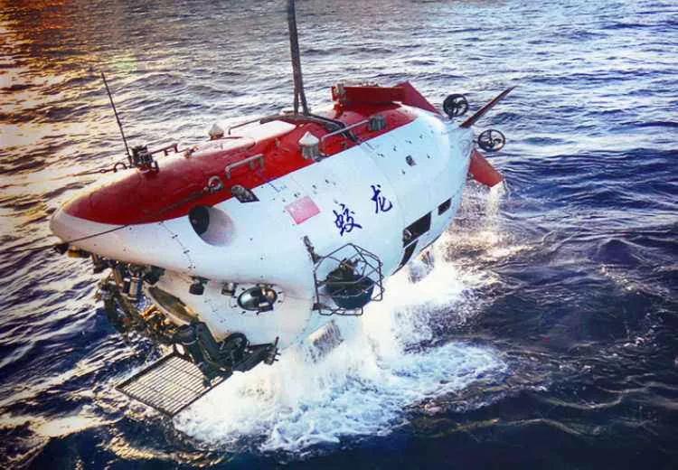 我国自主研制的"蛟龙号"载人潜水器,下潜7062米后出水瞬间
