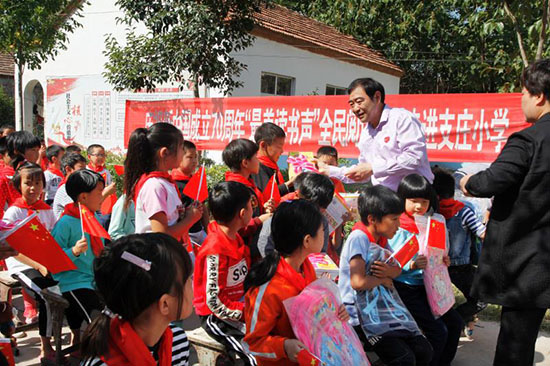 永城市新华书店《最美的读书音》为全民读书活动带入了庄庄小学献爱心