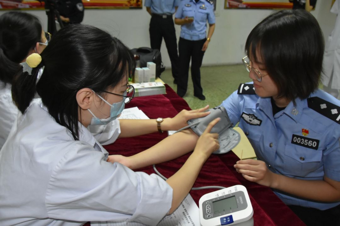 (针灸诊疗,祛病强身,送民警健康) 卢沟桥派出所主要领导向卢沟桥社区