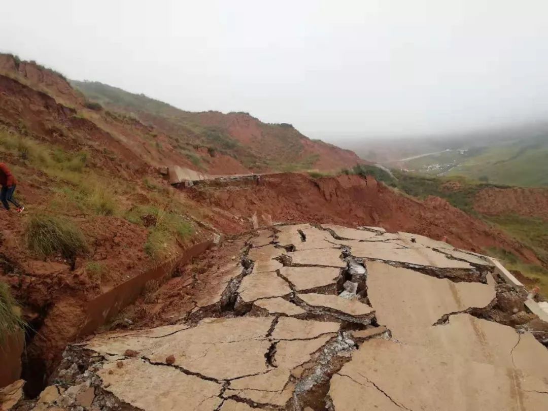 青海部分路段山体滑坡实行交通管制