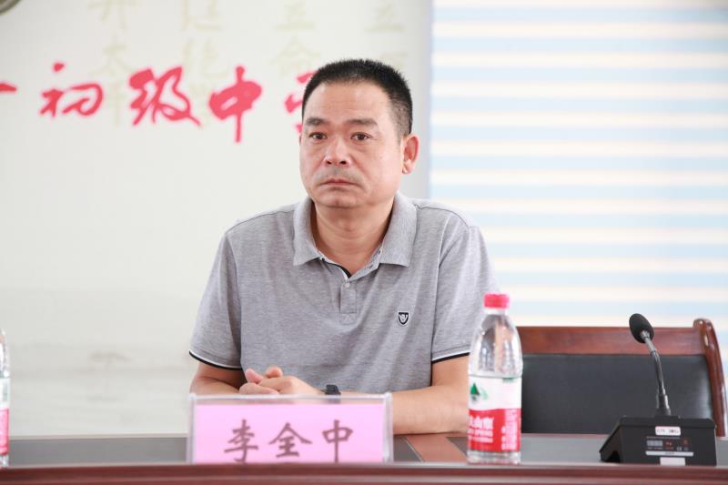 李全中校长认为:在信息时代和大语文时代的背景下,河南科技报社校园