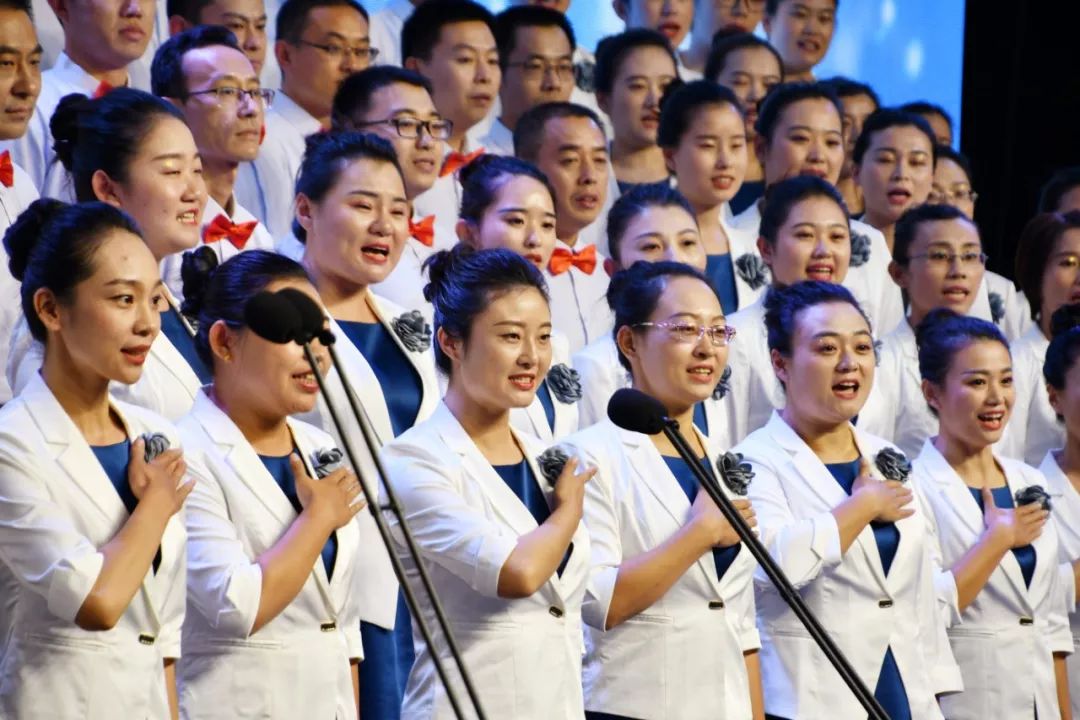 指挥:李辉 《走向复兴》 展演单位:花沟镇 指挥:吕昌鹏 《国歌响起》